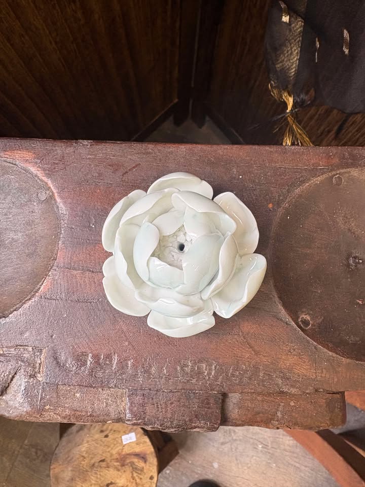 Gohobi Ceramic Lotus Incense Holder