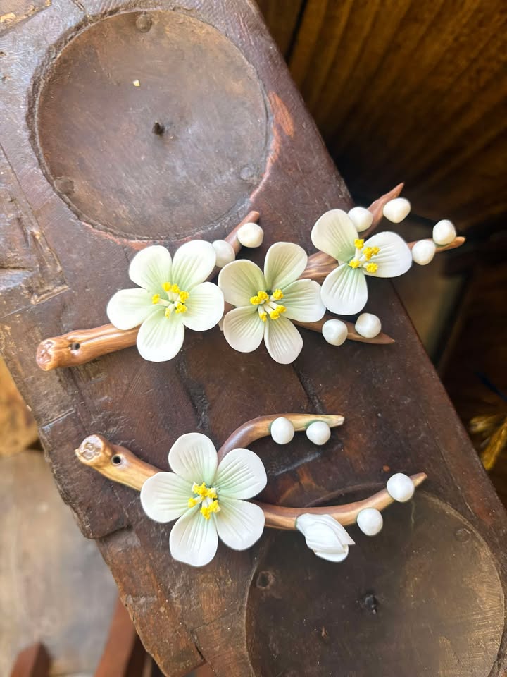 Gohibi Handmade Ceramic Plum Blossom Incense Holder